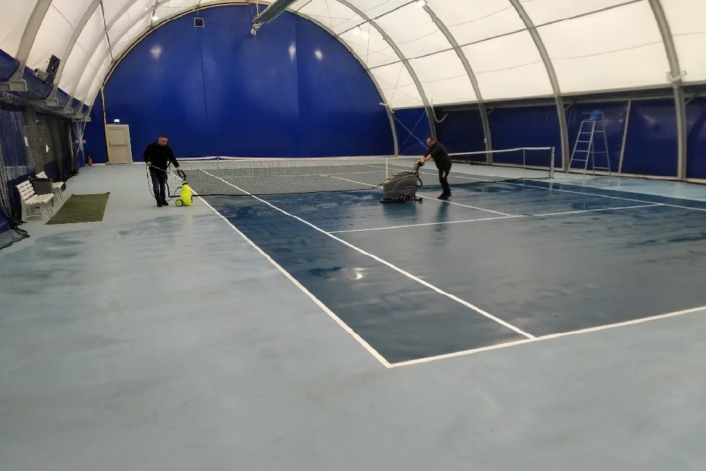 Czyszczenie powierzchni kortu tenisowego